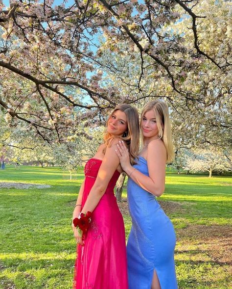 Prom Picture Poses 2 Friends, Prom Poses Two Friends, Prom Poses For Best Friends, Duo Prom Pictures, Cute Prom Poses For Friends, Prom Pic Inspo Solo, Formal Poses With Friends, Prom Pics Friends, Formal Pictures Friends