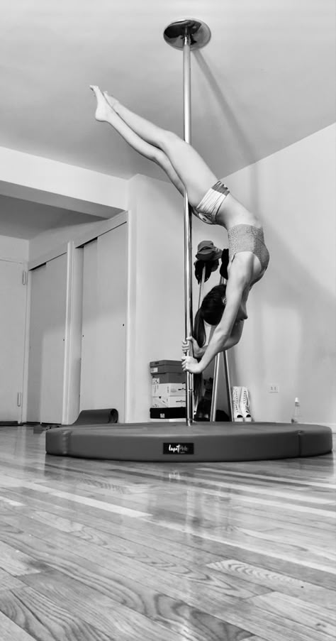 shapes on the pole | dancer | flexible Dancing Poses Drawing, Dancing Poses, Partner Yoga Poses, Pole Sport, Pole Moves, Pole Tricks, Pole Art, Pole Dancing Fitness, Pole Dance Moves