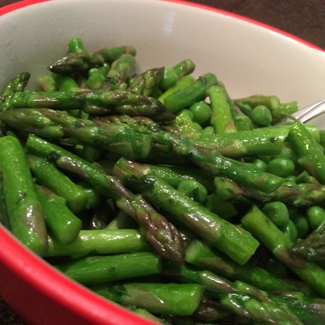 Green Peas and Asparagus How To Freeze Asparagus, Freezing Asparagus, Meatloaf Side Dishes, Easy Asparagus, Asparagus Stir Fry, Brunch Sides, Creamed Peas, Paleo Gluten Free Recipes, Asparagus Fries