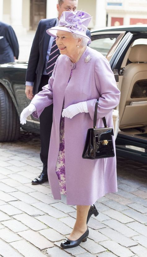 Queen Elizabeth Outfits, Queen Hat, Royal Family Pictures, Duke Of Edinburgh, Hampton Court Palace, Elisabeth Ii, Royal Queen, Queen Of England, Lady Diana Spencer