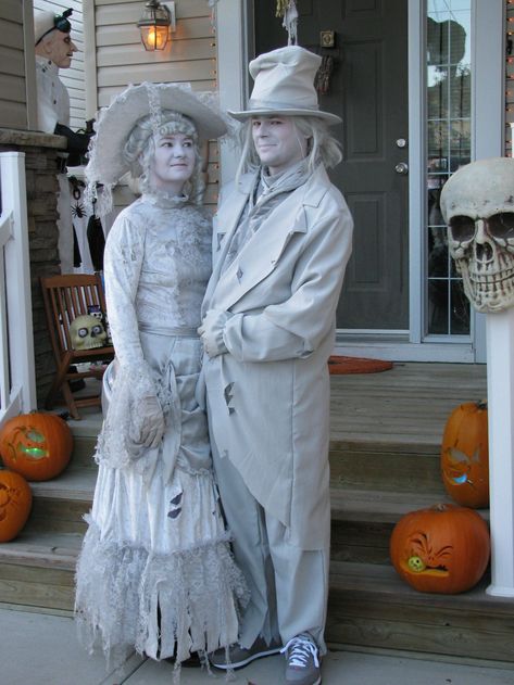 I thought all ghost costumes were lame. Then I saw what my cousins dressed up as this Halloween. - Imgur Halloween Parejas, Halloween Party Decor Diy, Ghost Halloween Costume, Hallowen Ideas, Halloween Costumes For 3, Carte Halloween, Ghost Costume, Hallowen Costume, Halloween Party Diy