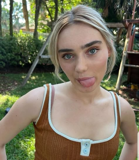 meg donnelly Rapunzel Y Flynn, Disney Finding Nemo, Meg Donnelly, Zombie Disney, Fleetwood Mac, Having A Crush, Sabrina Carpenter, Marilyn Monroe, American Actress