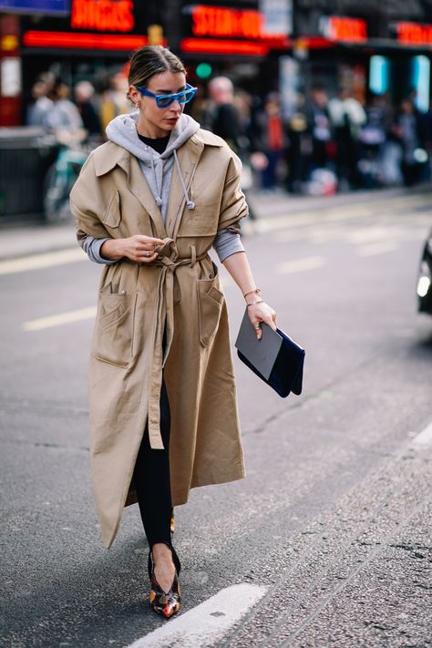 On a Cooler Day, Layer It Over a Hoodie Trenchcoat Style, Mode Dope, Coat Outfit Casual, Mode Mantel, Fall Fashion Coats, Trench Coat Outfit, Trench Coat Style, Coat Outfit, Blue Sunglasses