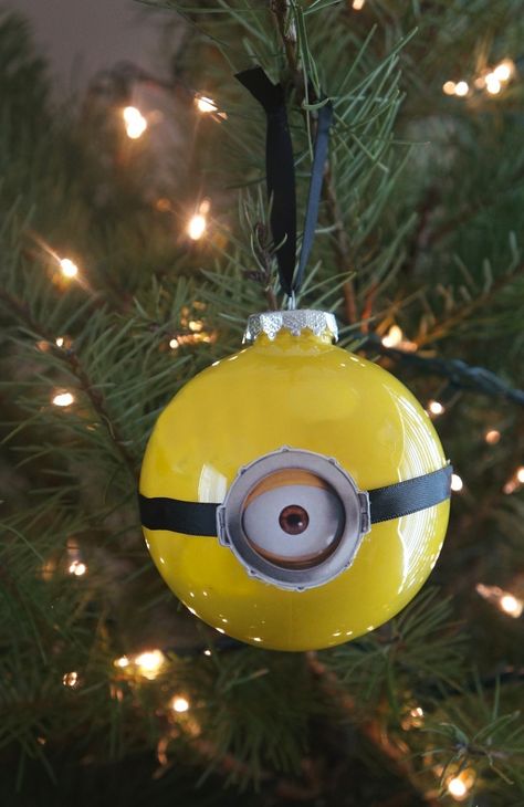 DIY Minion ornaments with One Eyed Kevin Minion Ornaments, Cheap Christmas Ornaments, Easy Diy Christmas Ornaments, Homemade Christmas Crafts, Diy Minions, Minion Christmas, Despicable Me 3, Diy Christmas Ornaments Easy, Diy Christmas Tree Ornaments