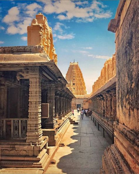 Thanjai Periya Kovil Wallpaper, Hampi India, Spiritual Photos, Jungle Mural, Indian Temple Architecture, Temple Photography, India Photography, Temple Architecture, Visit India