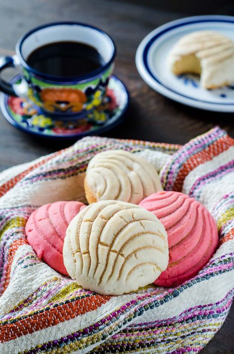 The Best Vegan Concha Recipe The best vegan concha recipe, tender enriched yeast rolls topped with a crunchy cookie topping. Try this iconic pan dulce. Concha Recipe, Mexican Bakery, Vegan Bread Recipe, Mexican Sweet Breads, Mexican Bread, Cookie Toppings, Vegan Breakfast Easy, Vegan Mexican Recipes, Vegan Mexican