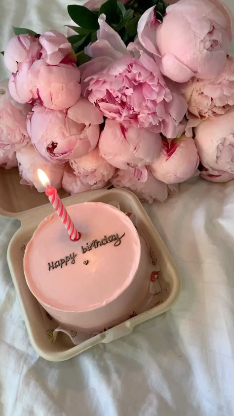 It's My Birthday Instagram, Birthday Aesthetics, Birthday Cake Video, Happy Birthday Clip, Cake Story, Happy Birthday Decor, Birthday Cake Images, Dream Birthday, Happy Birthday Cake Images