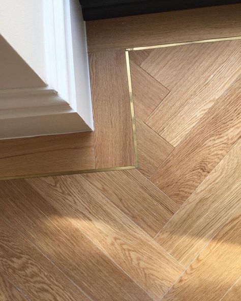 Brass inlay Wood Floor Texture, Wood Floor Design, Herringbone Floor, 아파트 인테리어, Style At Home, Wood Flooring, Retro Decor, Floor Design, Design Case