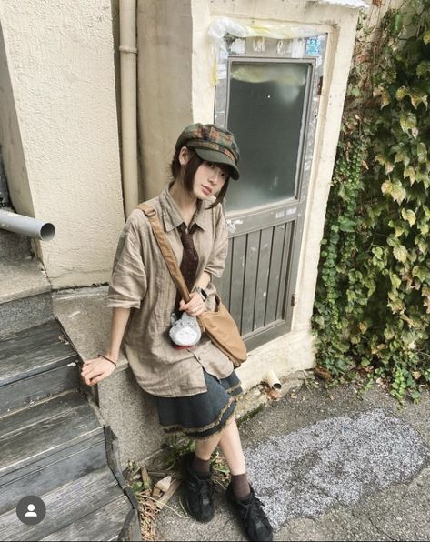 Styling Collared Shirts, Layer Fits, Messenger Hat Outfit, Vintage Artist Aesthetic Outfit, Green And Brown Outfit Aesthetic, Cafe Worker Outfit, Junkies Style, Y2k Dress Aesthetic, Layering Outfits Summer