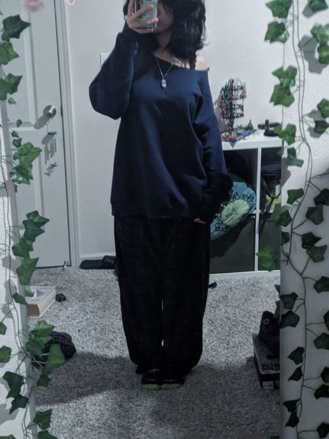 11/12/23 Lazy Streetwear Outfits, Black Baggy Clothes, Comfy Clothes Outfit, Baggy Goth Outfit, Tired Outfit, Sweatpants Outfit Black, Dark Fits, Grunge Shirts, Lazy Fashion