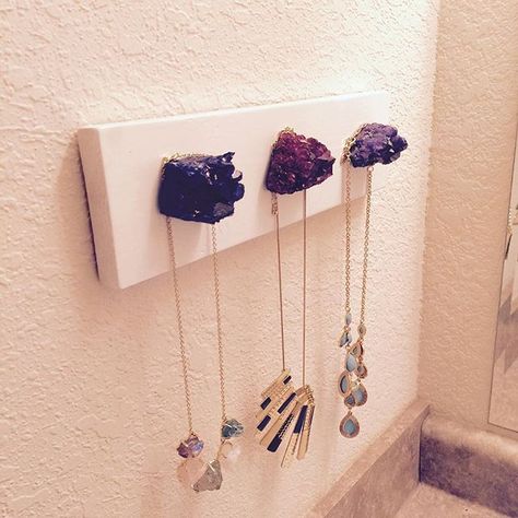 Crystal Room Decor, Geode Decor, Crystal Room, Geode Necklace, Necklace Holder, Crystal Crafts, Diy Crystals, Crystal Decor, Crystal Art