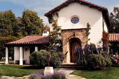 Thomas Callaway Breaks the Spanish Colonial Mold - 1stDibs Introspective Small Spanish House, Spanish House Exterior, Spanish Colonial Homes, Mediterranean Exterior, Cozy Spaces, Casas Coloniales, Spanish Style Homes, Spanish Revival, Ranch Style Homes