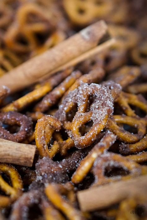 This ridiculously quick & easy Cinnamon Sugar Pretzels recipe yields a salty sweet snacking combo that you’ll love to make with your kiddos! Churro Pretzels, Cinnamon Sugar Pretzels Recipe, Christmas Potluck Ideas, Coated Pretzels, Homemade Holiday Treats, Cinnamon Pretzels, Cinnamon Sugar Recipes, Seasoned Pretzels, Copycat Food