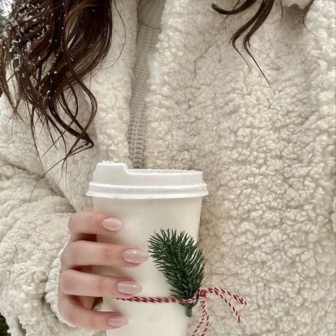 Cream Christmas Aesthetic, Winter Presets, Christmas Dreaming, Xmas Wallpaper, Skandinavian Fashion, Cute Christmas Wallpaper, Cosy Christmas, I Love Winter, Winter Photo