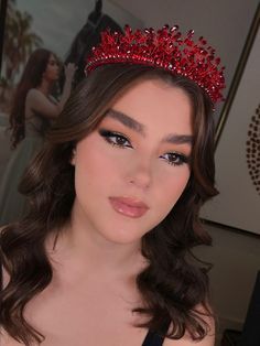 Quince Makeup Red Dress, Quince Red Makeup, Red Quince Makeup Looks Natural, Quince Makeup Red, Xv Makeup Ideas, Simple Red Makeup, Red Quince Makeup, Makeup Ideas Quinceanera, Peinados Para Xv Años