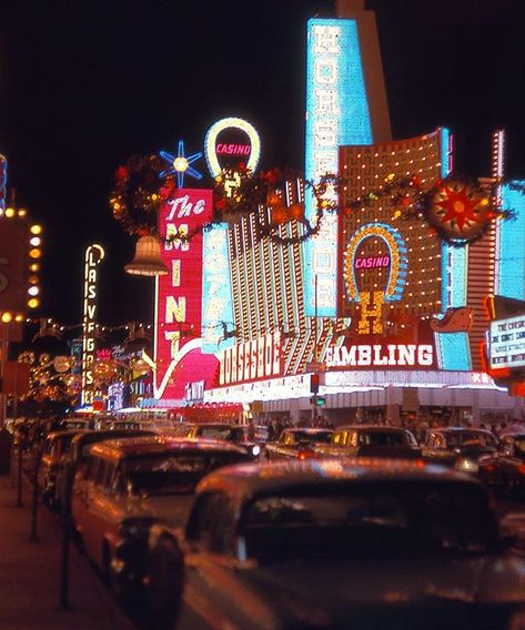 Dunes, 1962. The footprint of the entire hotel, casino, pool, parking lot, etc, fit within the area of the Bellagio fountain. 70s Vegas, 80’s Decor, Vegas Photos, 70’s Decor, Old Vegas, Vegas Night, Vintage Las Vegas, Las Vegas Photos, Classic Wallpaper