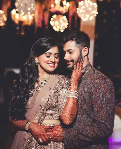 Engage Couple Pose, Reception Pics Indian, New Copal Pic, Marriage Reception Poses, Couple Photography Poses Reception, Couples Photoshoot Marriage, Reception Poses Indian Bride, Cupal Pose Pre Wedding, Engagement Copul Pic