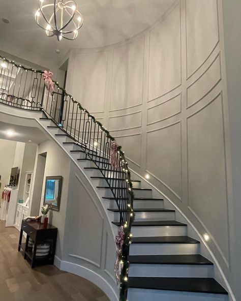 Curved Staircase Lighting, Wall Trim On Staircase, Staircase Molding Design, Curved Staircase Wall Decor, Curved Stairs Design, Curved Wall Decor Ideas, Stairway Paint Ideas, Stairs Feature Wall, Stair Wall Design