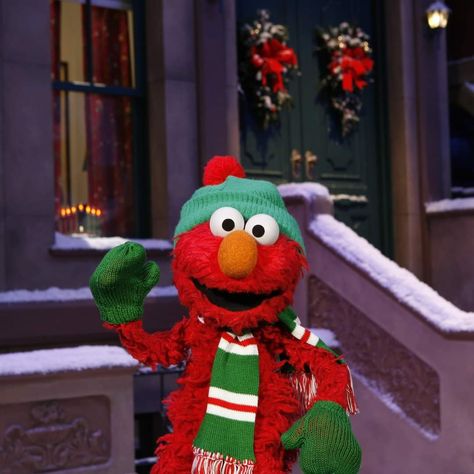 Elmo Puppet, Elmo Christmas, Sesame Street Christmas, Elmo And Friends, Elmo World, Sesame Street Muppets, Nostalgia Aesthetic, Disney Friends, Holiday Mood