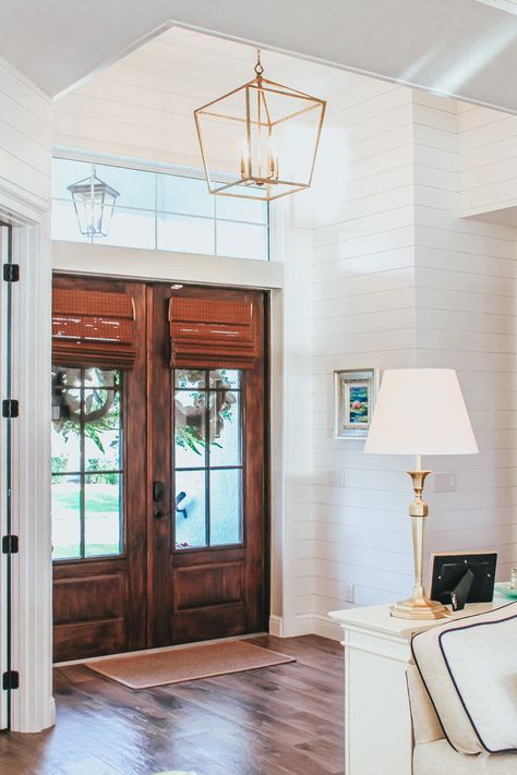 Coastal Traditional Living Room, Coastal Foyer, Wall Shiplap, Cozy Coastal Living Room, Shiplap Living Room, Southern Coastal Decor, Coastal Traditional, Living Room Classic, Shiplap Bathroom