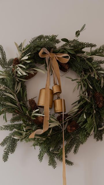 Olive Christmas Wreath, Real Wreath, Silver Bells Christmas, Simple Holiday Decor, Minimalist Christmas Decor, Milla Nova, Christmas Planters, Olive Branches, Minimal Christmas