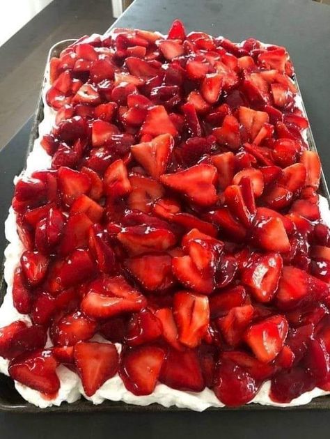 Irresistible Strawberry Cream Cheese Icebox Cake Strawberry Refrigerator Cake, Strawberry Cream Cheese Icebox Cake, Cream Cheese Icebox Cake, Strawberry Cake Mix Recipes, Refrigerator Desserts, Strawberry Icebox Cake Recipe, Cream Cheese Cake Recipes, Cheese Cake Recipe, Strawberry Sheet Cakes