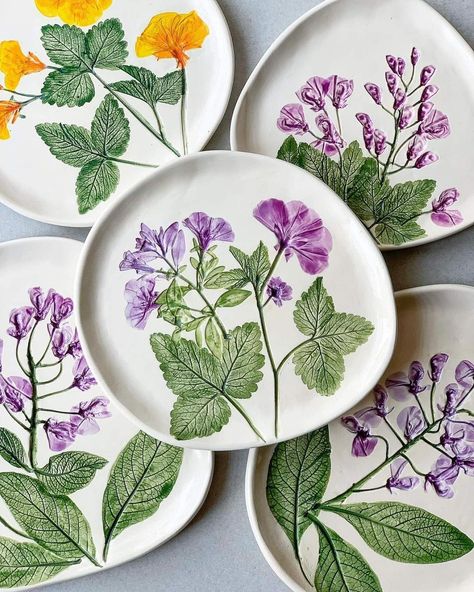 Pottery Painting Ideas Plates Floral, Leaf Plates Ceramic, Pottery Leaf Plate, Leaf Pottery, Leaf Ceramic Plate, Botanical Ceramic Plate, Diy Pottery Painting, Cerámica Ideas, How To Make Clay