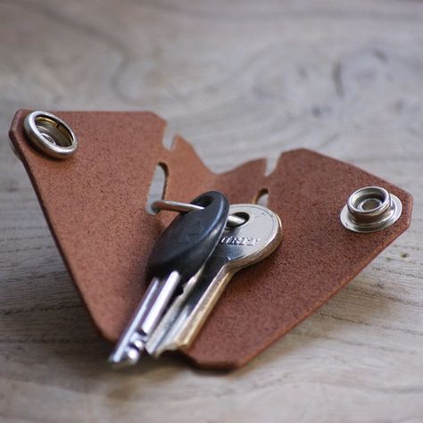 Diy Leather Projects, Leather Wallet Pattern, Leather Key Holder, Leather Anniversary, Leather Key Case, Leather Diy Crafts, Leather Workshop, Handmade Leather Wallet, Leather Projects