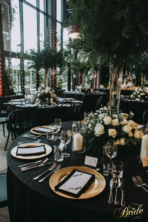 NASZE REALIZACJE – Bride Vibes – Pracowania dekoratorska Wedding Event Aesthetic, Black Tie Wedding Tablescape, Black Accents Wedding Table Settings, Black Tablecloth Wedding Rustic, Wedding Black Tie Theme, Black Marquee Wedding, Black And Brown Wedding Decor, Black Affair Wedding, Modern Black And Copper Wedding