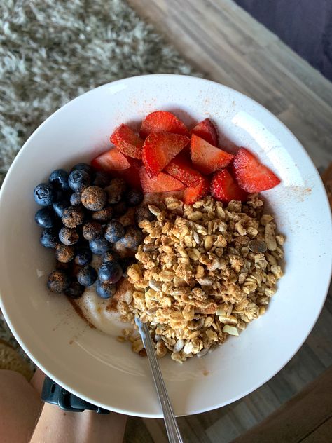 plain yoghurt topped with a nuts and seed meusli, strawberries, blueberries and cinnamon Yoghurt Bowl Recipe, Yoghurt Toppings, Yoghurt Bowl, Bakery Foods, Yogurt Breakfast, Strawberries Blueberries, Yogurt Bowl, Chia Seed Pudding, Bowl Recipe