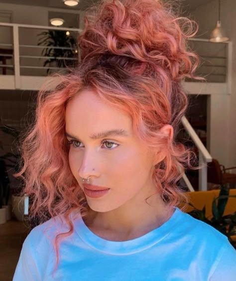 Hair Chestnut Brown, Peach Hair Color, Curly Pink Hair, Curly Hair Color Ideas, Curly Hair Color, Peach Hair Colors, Dyed Curly Hair, Natural Curly Hair Cuts, Highlights Curly Hair