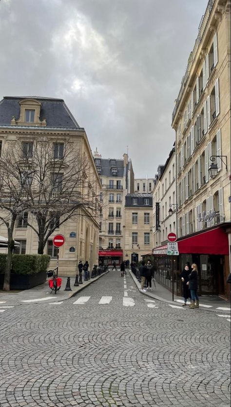 #cloudy #clouds #paris #france #houses #altbau #electronics #classic #aesthetic #foryoupage #feedfeed #instagram Cloudy Paris, Streets In Paris, Random Aesthetic Pics, Paris Winter, Aesthetic Paris, Parisian Vibes, Paris Aesthetic, Classic Aesthetic, Random Aesthetic