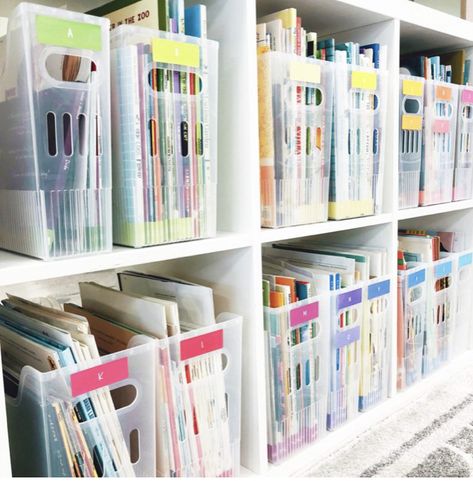 Teacher Book Storage Ideas, Picture Book Library Organization, Picture Book Organization Classroom, 2s Classroom, Lab Organization, School Library Organization, Teacher Bookshelf, Preschool Classroom Organization, Classroom Shelves