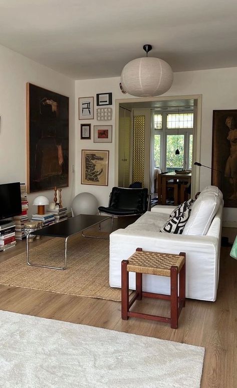 Neutral Retro Living Room, Mid Century Modern New York Apartment, Mix Of Antique And Modern Furniture, Office At Home Aesthetic, Eccentric Coastal, Couch In Middle Of Living Room, Small Nyc Apartment, Nyc Studio Apartment, Deco Studio