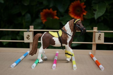 schleich_equipment on instagram Schleich Horse Crafts, Schleich Horses Diy, Diy Schleich Horse Stuff, Schleich Diy Ideas, Schleich Diy Accessories, Schleich Crafts, Diy Equestrian, Diy Horse Toys, Schleich Horses Stable