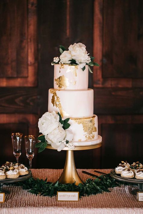 Wedding Cake with Gold Accents | Amy Cakes | Emerson Events | Sarah Libby Photography | The Hall at the Railhouse | #wedding #bridesofok #weddinginspiration #cakes Cake With Gold Accents, Wedding Cake With Gold, Vintage Pasta, Cake With Gold, Pretty Wedding Cakes, Floral Wedding Cakes, Oklahoma Wedding, Simple Wedding Cake