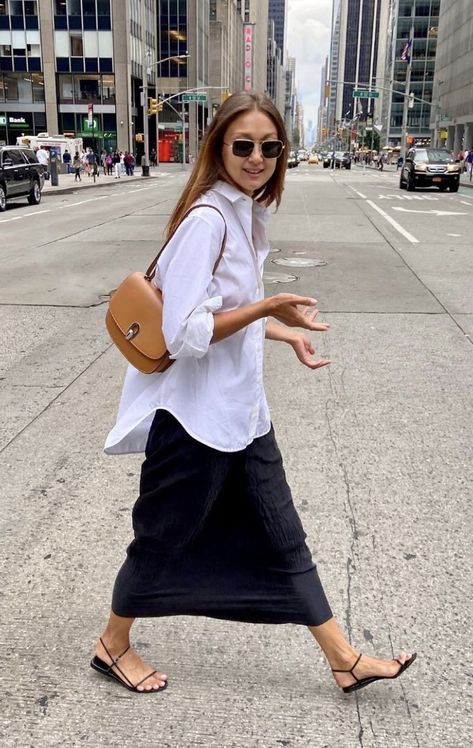 Long Skirt Shirt Outfit, Black Column Skirt Outfit, Maxi Skirt And Tshirt, Black Midi Skirt Outfit Casual, Tan Flats Outfit, Black Linen Shirt Outfit, Minimalist Outfit Summer, Minimalist Moda, Quoi Porter