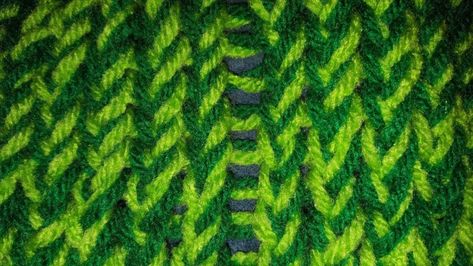 Ladder effect with e-wrap knit stitch Knitting Board, Loom Knitting Projects, Knitting Loom, Loom Knit, Purl Stitch, How To Work, Bulky Yarn, Loom Patterns, Knit Stitch