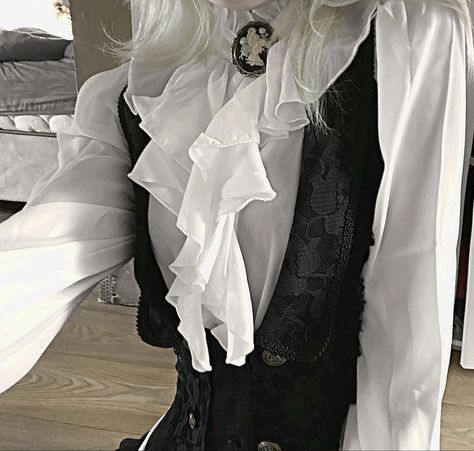 Butler Outfit Aesthetic, Neuvillette Inspired Outfit, Aristocrat Fashion Women, Bsd Core Outfit, Neuvillette Aesthetic, Ouji Aesthetic, Gothic Ouji Fashion, Vampire Core Outfits, Aristocrat Aesthetic