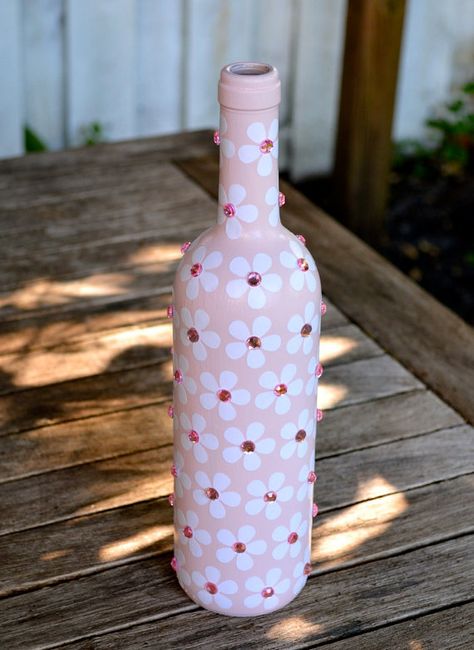 Glass Bottle Makeover, Cute Bottle Painting Ideas, Paint Bottles Diy, Cute Bottle Painting, Bottle Crafts Painting, Painting On Bottles, Bottle Art Ideas, Bottle Painting Ideas, Glass Bottle Design