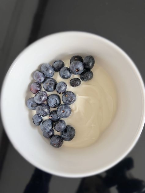 Rice Cakes With Peanut Butter, Aesthetic Breakfasts, Blueberries And Yogurt, Yoghurt Blueberries, Cakes With Peanut Butter, Wl Food, Yogurt With Blueberries, Better Gut Health, Low Fodmap Snacks