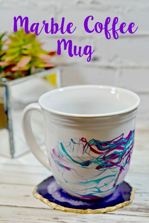 Tutorial: DIY Marble Coffee Mug. An easy gift idea that you can design like an expert.  Who doesn't love crafts? Diy Christmas Mugs, Nail Polish Crafts, Diy Marble, Mug Crafts, Diy Gifts For Mom, Holiday Crafts Diy, Diy Nail Polish, Diy Mugs, Launch Pad