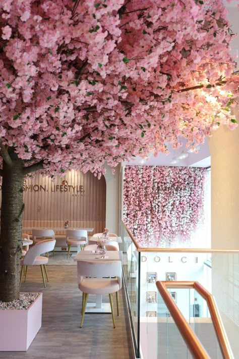 Floral Restaurant Design, Luxury Cafe Interior Design, Dessert Cafe Interior, Flower Store Aesthetic, Dessert Shop Interior, Luxury Coffee Shop, Flower Bar Ideas, Cafe Luxury, Floral Cafe