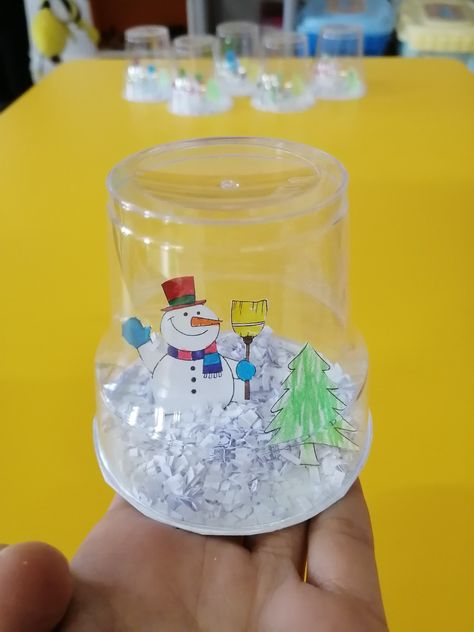 Pet bardaktan kar küresi Upcycle Plastic, Frozen Theme, Kids On The Block, Winter Crafts, Christmas Projects, School Activities, Christmas Spirit, Teaching Kids, Christmas Time