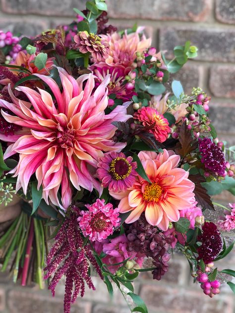 Dahlias Wedding, Dahlia Bouquet, Cut Flower Garden, Colorful Bouquet, Bouquet Arrangements, Beautiful Flower Arrangements, Dahlia Flower, Deco Floral, Bouquet Of Flowers