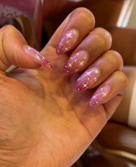 Light purple ombré into a dark purple, with design of stars on the nails. Purple Winter Nail Ideas, Glittery Star Nails, Glinda Inspired Nails, Scotland Nails, Purple Star Nails, Speak Now Nails, Nail Purple, Light Purple Nails, Star Nail Designs