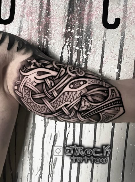 Viking pattern tattoo on the bicep! The intricate design features traditional Nordic patterns and symbols, each with their own unique meanings. From the runes to the knots, this tattoo pays homage to Viking culture and mythology. If you're looking for Viking style tattoo ideas, this one is definitely worth considering. I think the bicep is a great location for tattoos on arms for guys! What do you think of this tattoo on arm biceps? Let me know in the comments! And if you're interested in learni Viking Bicep Tattoo, Viking Pattern Tattoo, Norse Tattoo Designs, Arm Tattoo Viking, Viking Style Tattoo, Inside Bicep Tattoo Mens, Tattoo Biceps, Biceps Tattoo, Bicep Tattoo Ideas