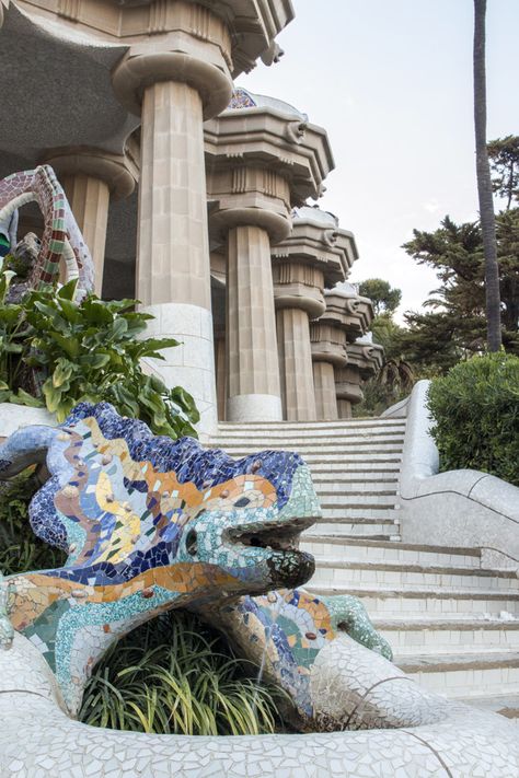 El famoso parque güell ubicado en barcel... | Premium Photo #Freepik #photo #edificio #animal #arte #arquitectura Parque Guell, Barcelona Pictures, Parc Guell, Park Guell, Gaudi Barcelona, Spanish Garden, Spain Barcelona, Antoni Gaudi, House Architecture Design