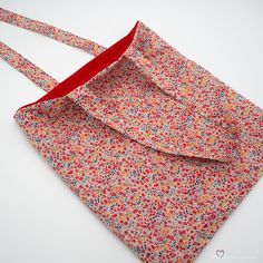 Tuto - Coudre un tote bag réversible en liberty - Au coeur d'une maman Bags Sewing, Diy Tote, Tote Bag Tutorial, Reversible Tote Bag, Tote Bags Sewing, Crochet Clutch, Tote Bag Patters, Bag Tutorial, Diy Tote Bag