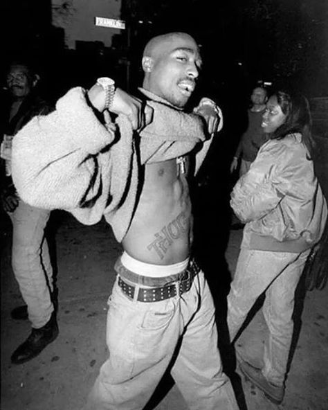 Old School Rap Aesthetic, 2pac Poster, Tupac Photos, Hip Hop Images, 90s Rappers Aesthetic, Tupac Wallpaper, 90s Rappers, Tupac Pictures, 90s Rap